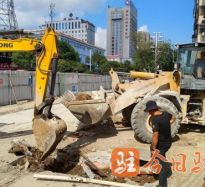 日逼黄色视频网站高温下的坚守｜道路建设者用汗水铺就畅通路